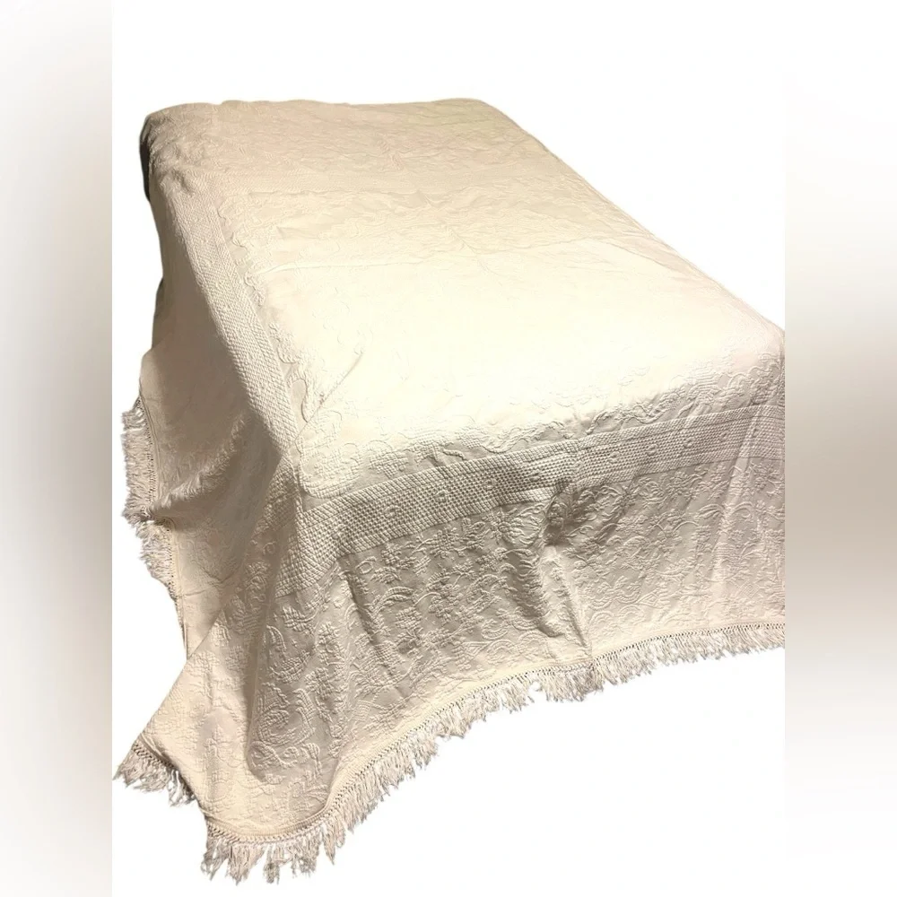 Vintage Bates Queen Elizabeth Bedspread White Cotton Matelasse Loomed Comforter